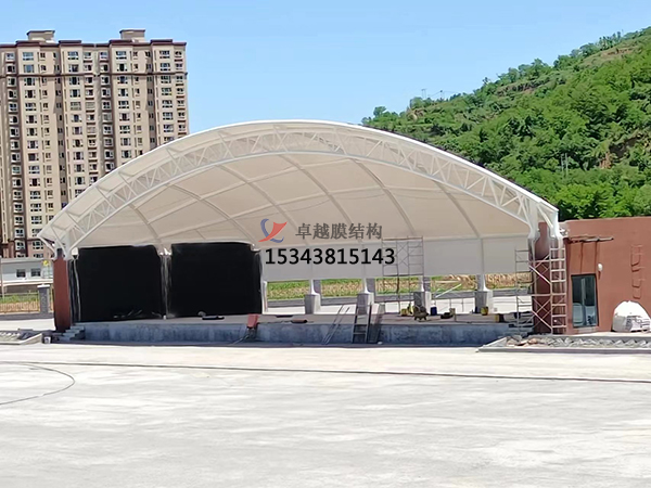 舞台建築采用膜結構的原因？